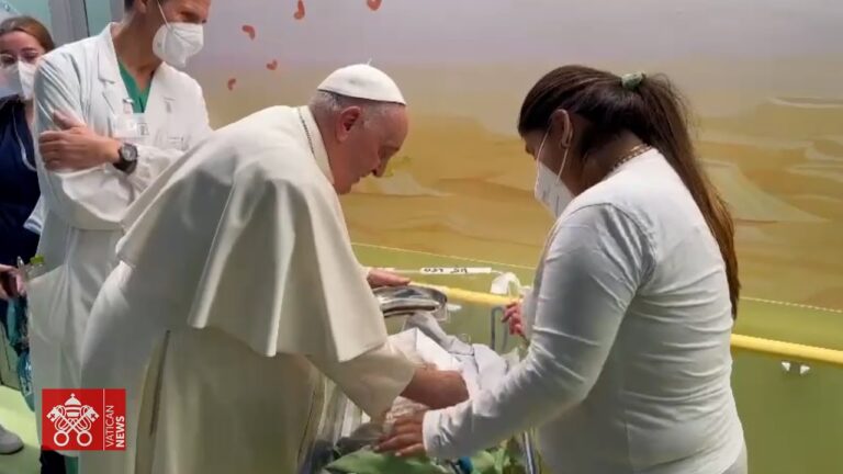 Il battesimo del secolo: Papa Francesco unisce un bambino alla fede